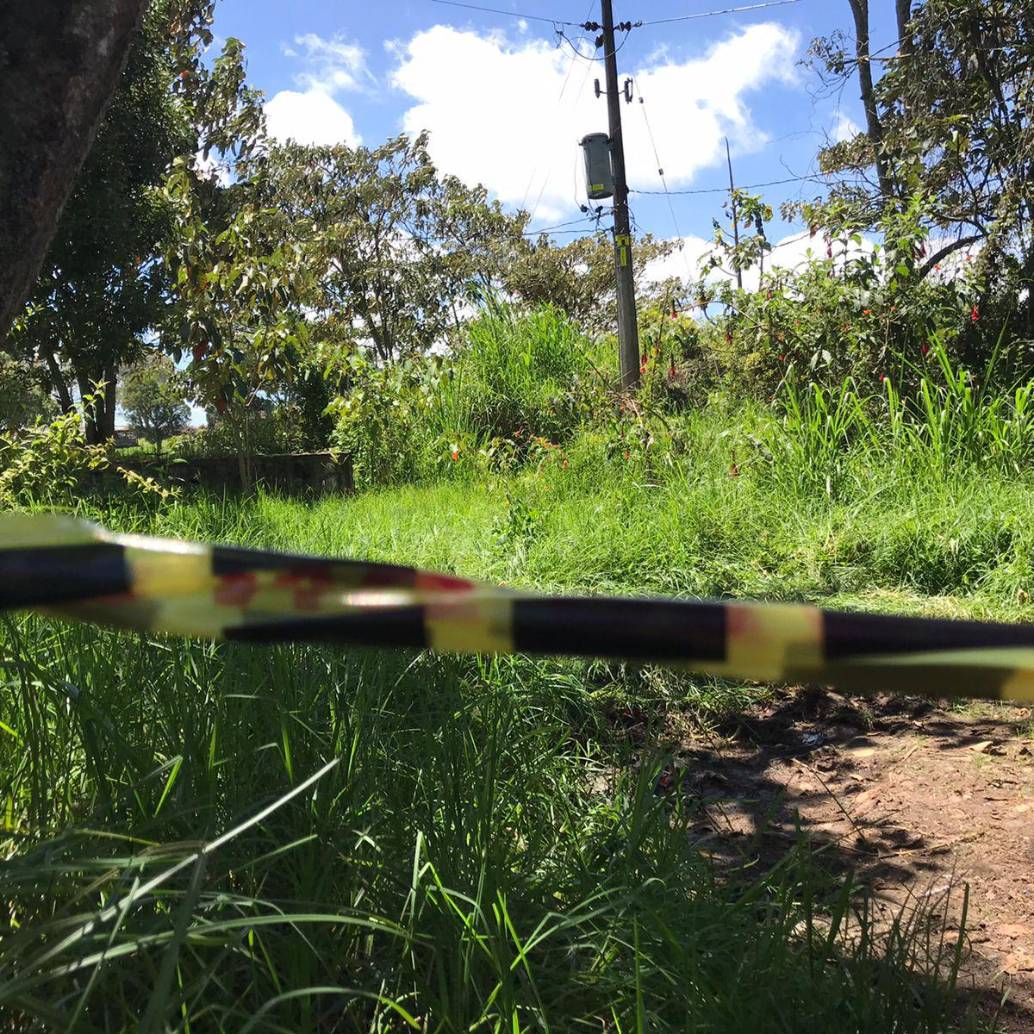 En este punto de la vereda La China, en el corregimiento San Félix, se produjo el hallazgo del cuerpo sin vida de un hombre, dentro de un costal que estaba cubierto con unas cobijas. FOTO: LAURA ROSA JIMÉNEZ VALENCIA