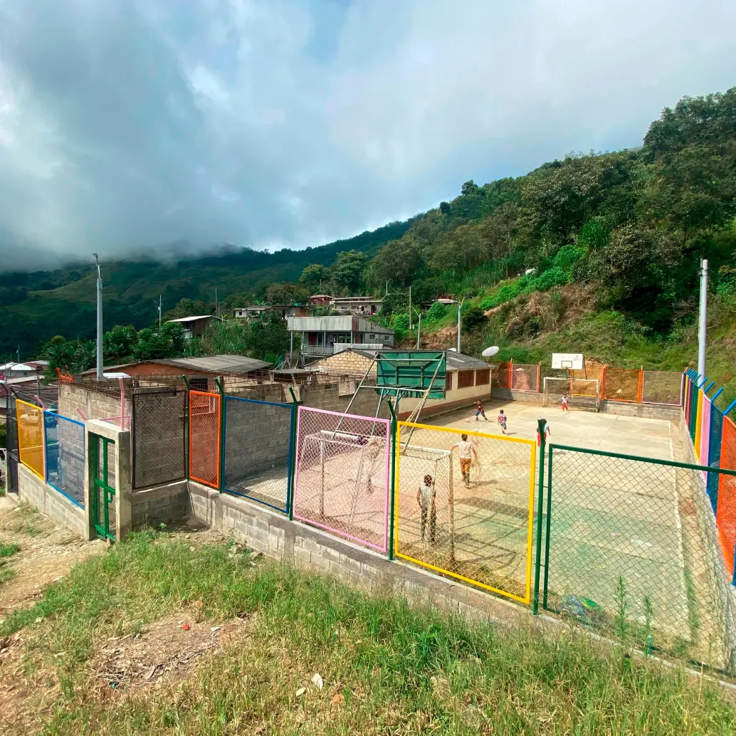 Así quedó el cerramiento de la institución educativa Pescado Capitán, en Briceño, Antioquia. Son 31 estudiantes que disminuyeron sus riesgos con esta obra del CICR. FOTO: CORTESÍA CICR