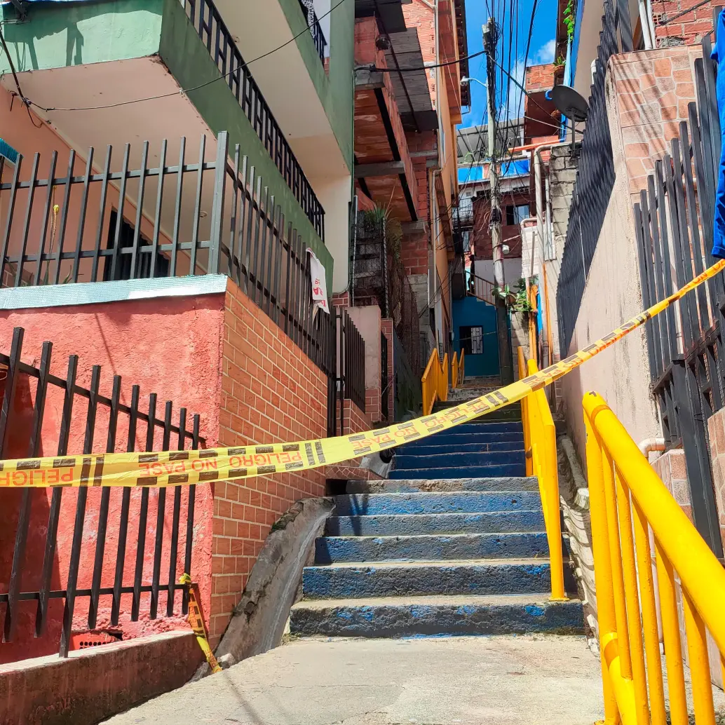 Dentro de una vivienda de este callejón en el barrio Medellín sin Tugurios ocurrió el asesinato de una mujer este viernes. FOTO: ANDRÉS GARCÍA HERNÁNDEZ