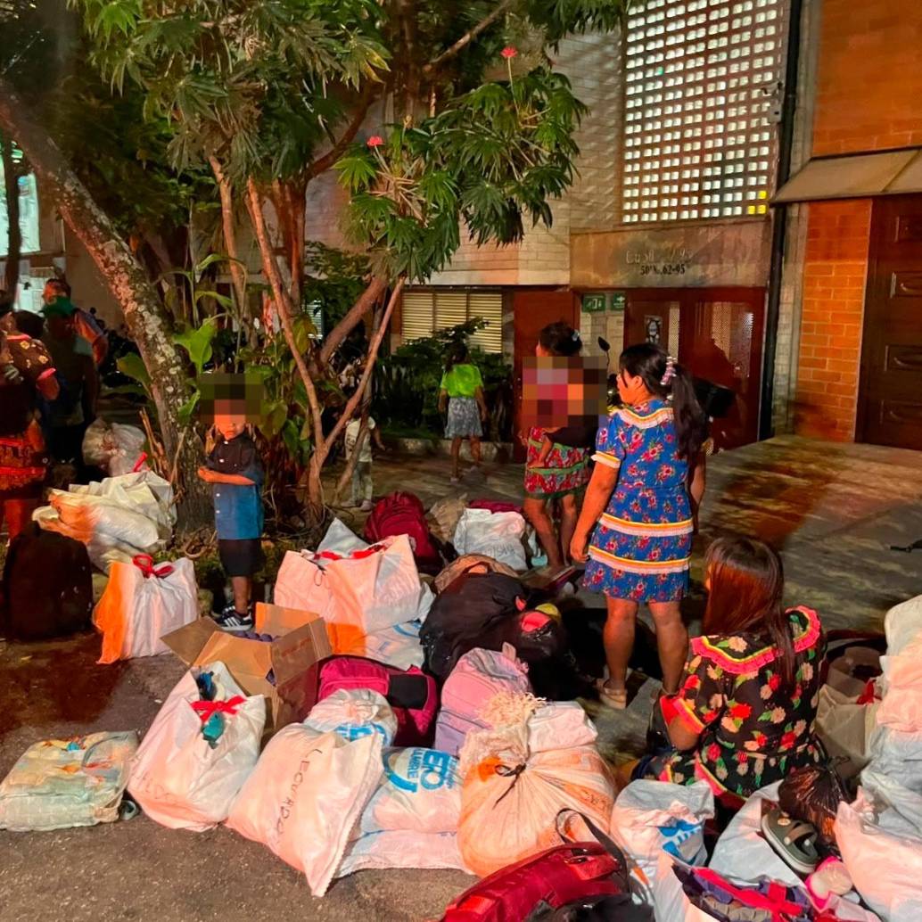 Los indígenas, en buena parte niños, permanecieron en las afueras de la Casa de Justicia de El Bosque, en el centro de Medellín. FOTO: CORTESÍA ALCALDÍA