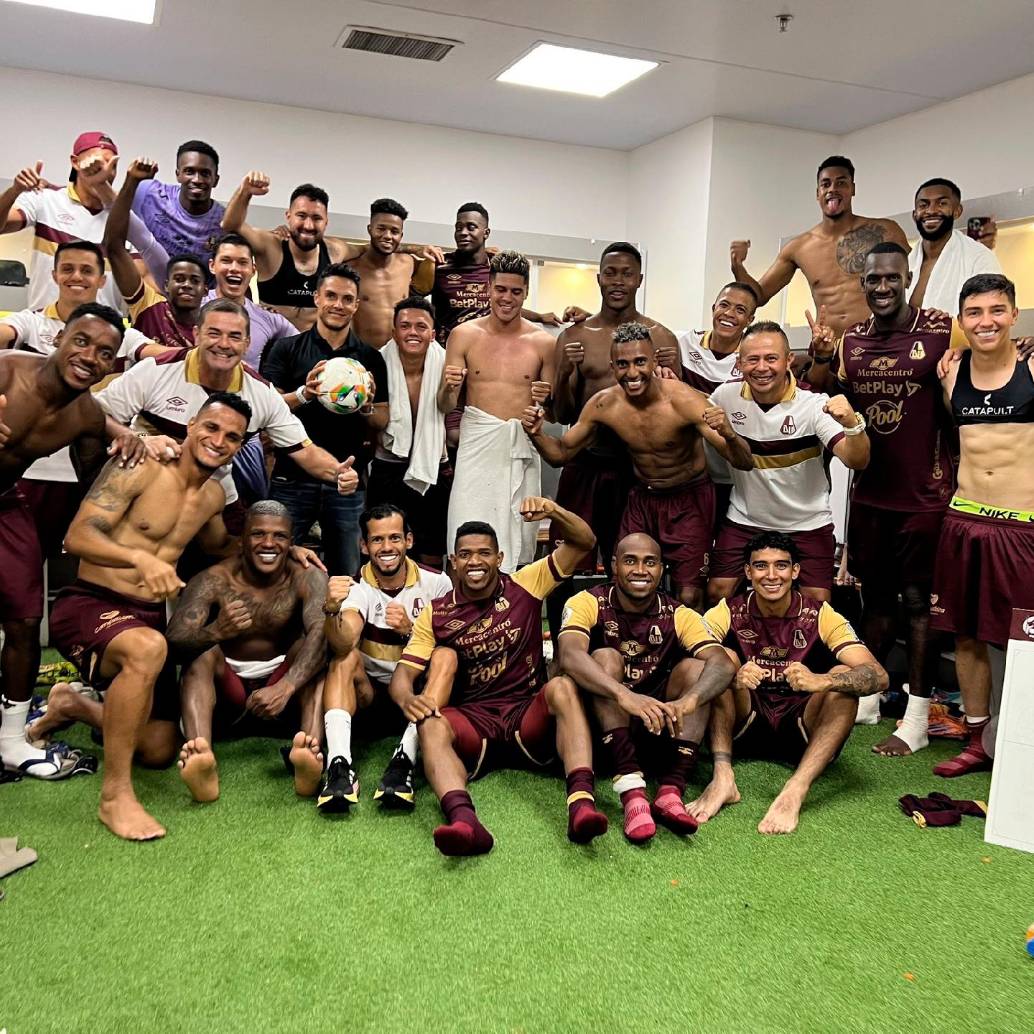 Con una fecha de anticipación, Tolima logró su quinta final de Liga colombiana en cinco años. En la foto, los jugadores con los balones en respuesta a las declaraciones de Leonel Álvarez. FOTO @Futbolfpc