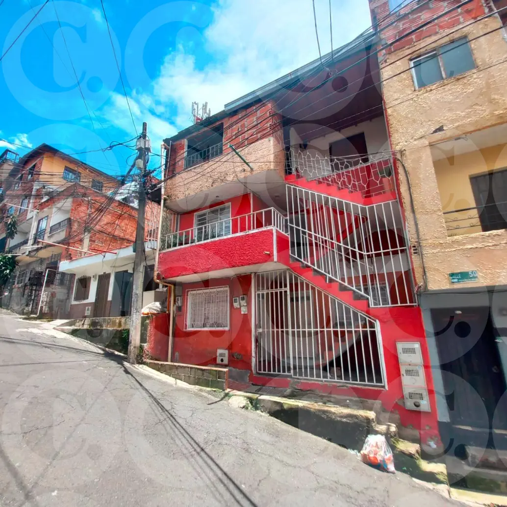 En el tercer piso de esta vivienda del barrio Pérez, de Bello, ocurrió el asesinato de Katerin Lizeth Casas Rodas, de 33 años, y la posterior muerte de Sebastián Fernández Salas, de 34, quienes vivían en unión libre en esta propiedad desde hace un año. FOTO: MAURICIO PALACIO