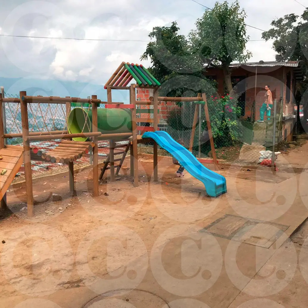 En este parque del barrio Santa Inés, de Medellín, ocurrió la muerte de Matías Serna Ramírez, de 9 años, luego de consumir una extraña sustancia que encontró en una envoltura. FOTO: Laura Rosa Jiménez