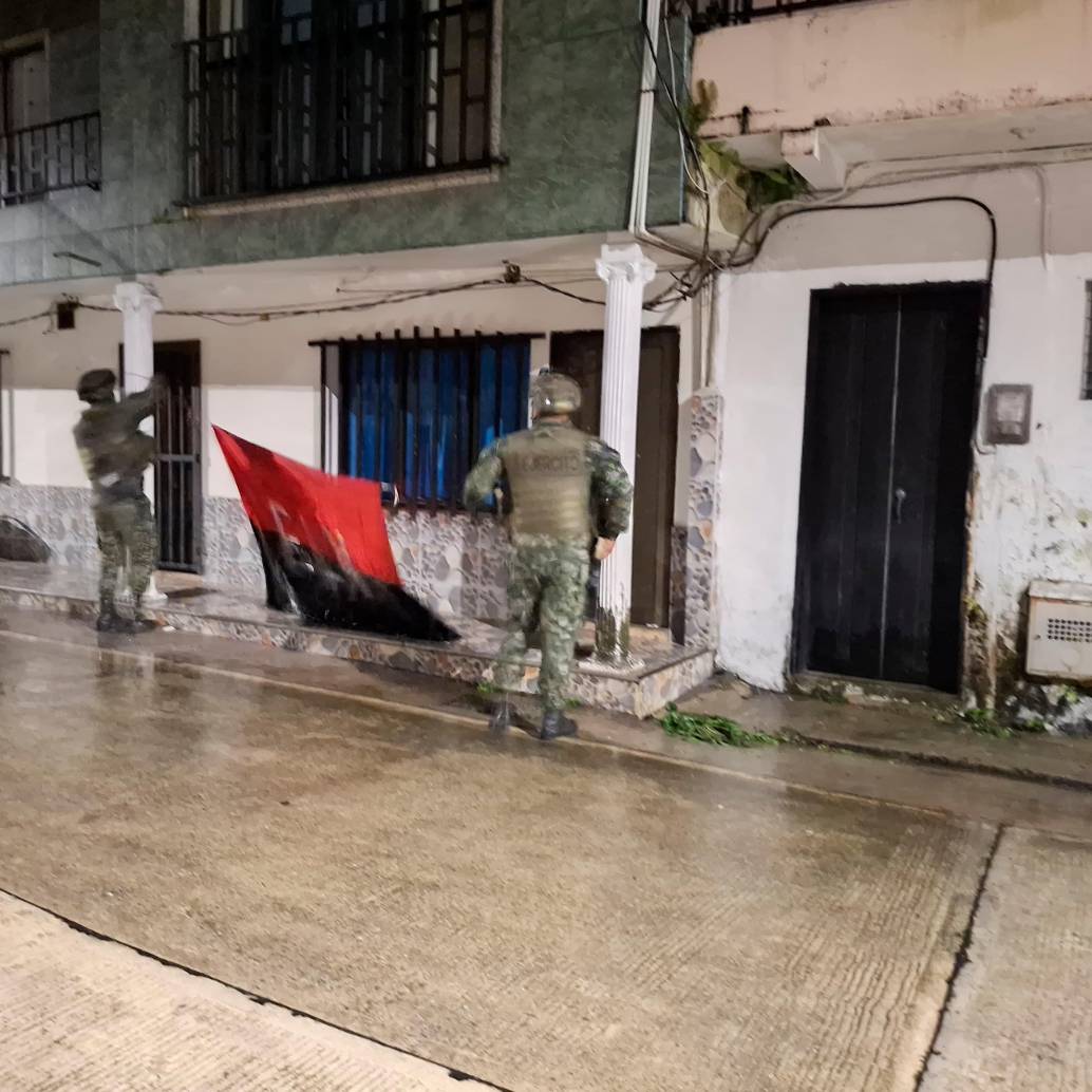 Los atacantes dejaron una bandera del Eln colgada y varios artefactos explosivos en cercanías al comando. FOTO: CORTESÍA