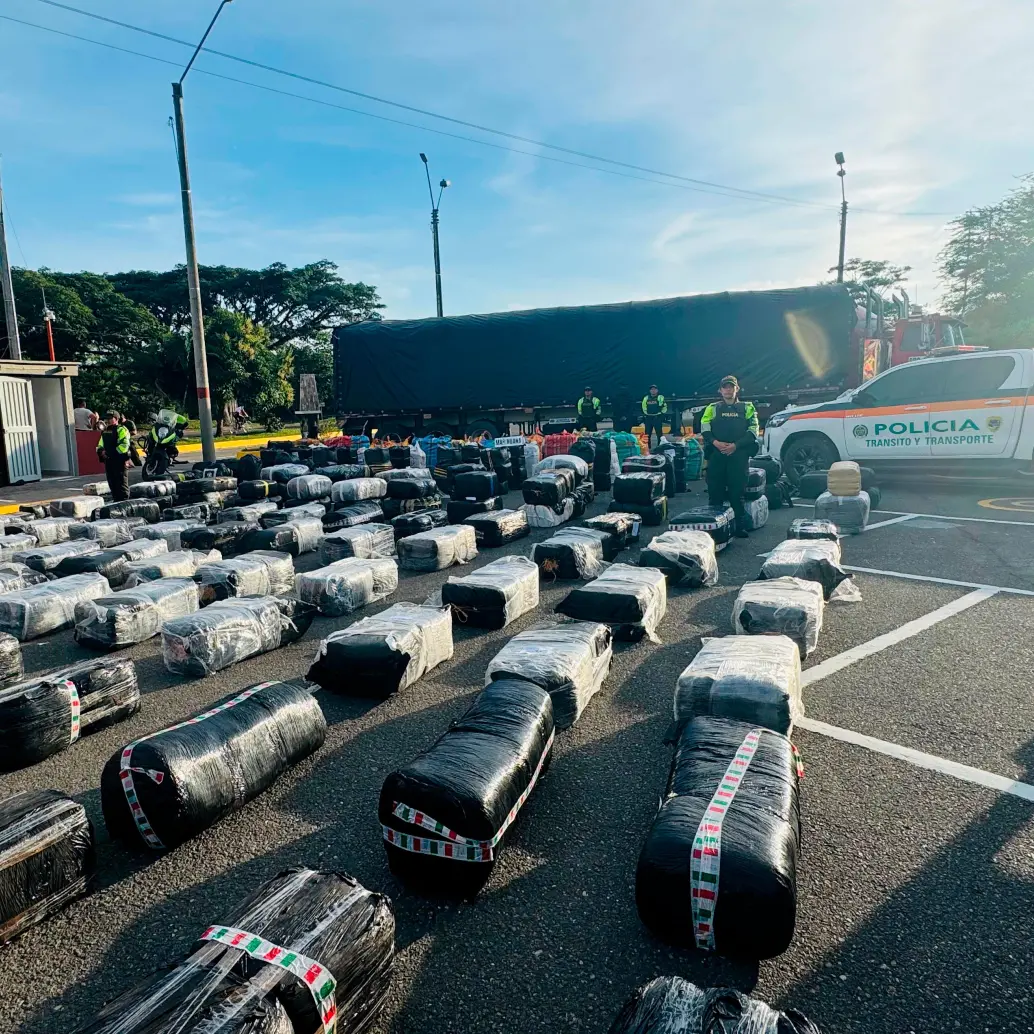 Los paquetes de marihuana que viajaban ocultos en el cargamento de cebolla, por una vía de Valle del Cauca. FOTO: CORTESÍA DE POLICÍA.