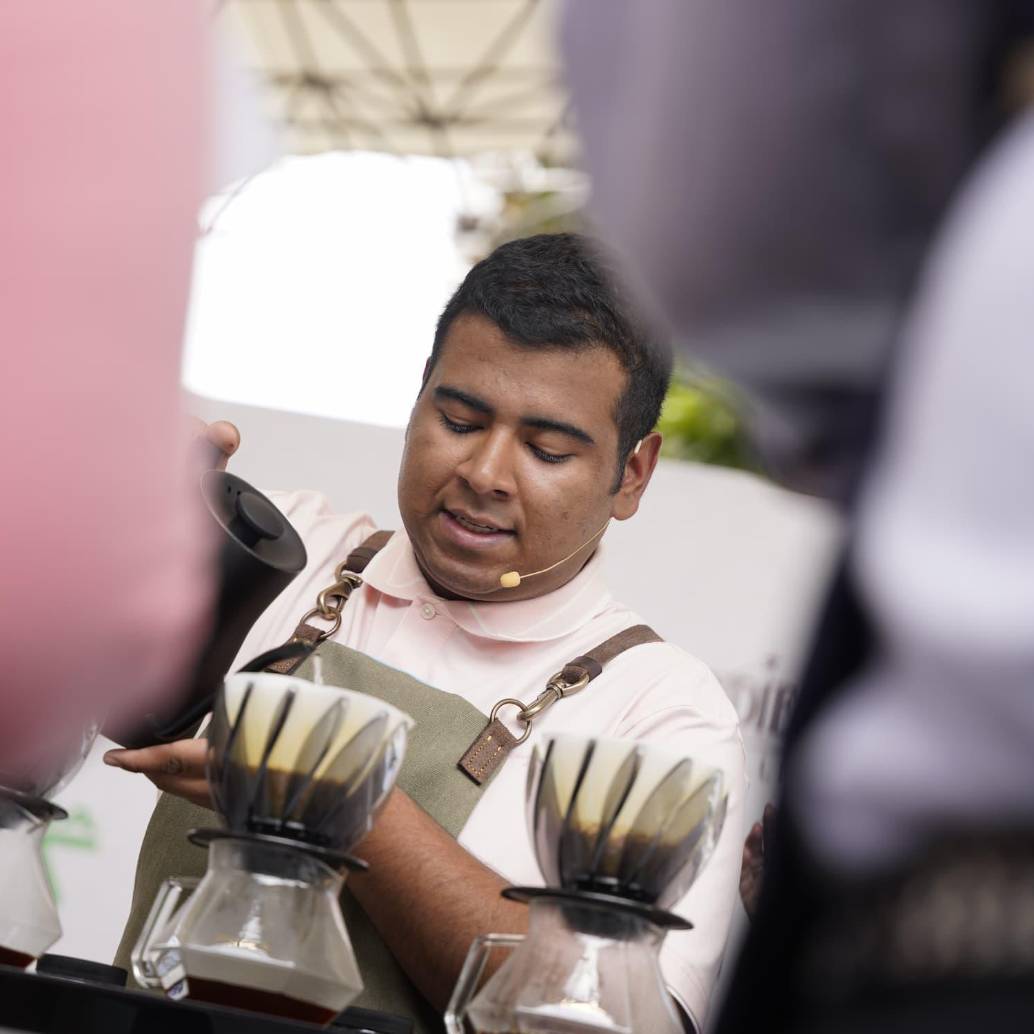 Sebastián Martínez López es barista en el café Artesano Consciente y Saludable, el cual se encuentra ubicado en Circasia, Quindío. FOTO: Cortesía Federación Nacional de Cafeteros