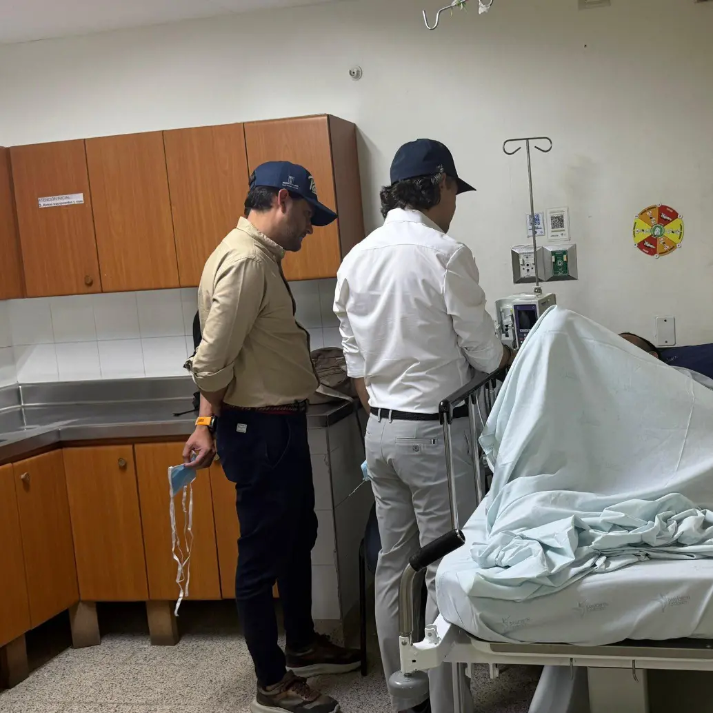 El alcalde de Medellín, Federico Gutiérrez, estuvo acompañado del secretario de Seguridad de Medellín con quien visitó a los policías y les dio palabras de aliento. FOTO: Cortesía cuenta de X de Federico Gutiérrez