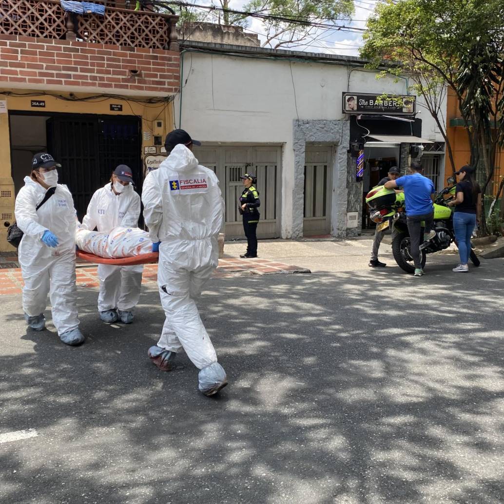 Levantamiento de la mujer asesinada en el barrio Boston de Medellín. Foto: Andrés Felipe Osorio García.