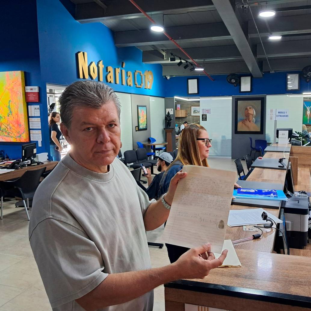 Diego Alonso Sánchez exhibe la carta que le envió Pablo Escobar en 1991, la cual creía perdida para siempre. Apareció en la librería La Anticuaria. FOTO: NELSON MATTA COLORADO.