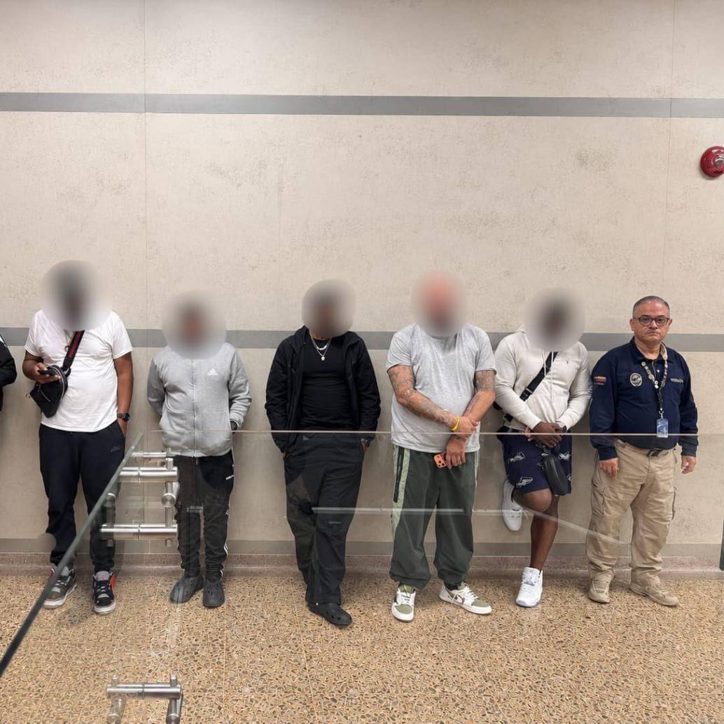 A estos seis estadounideses los devolvieron del aeropuerto José María Córdova, de Rionegro, luego de irregularidades en su entrevista con los funcionarios de Migración Colombia. FOTO: CORTESÍA MIGRACIÓN COLOMBIA