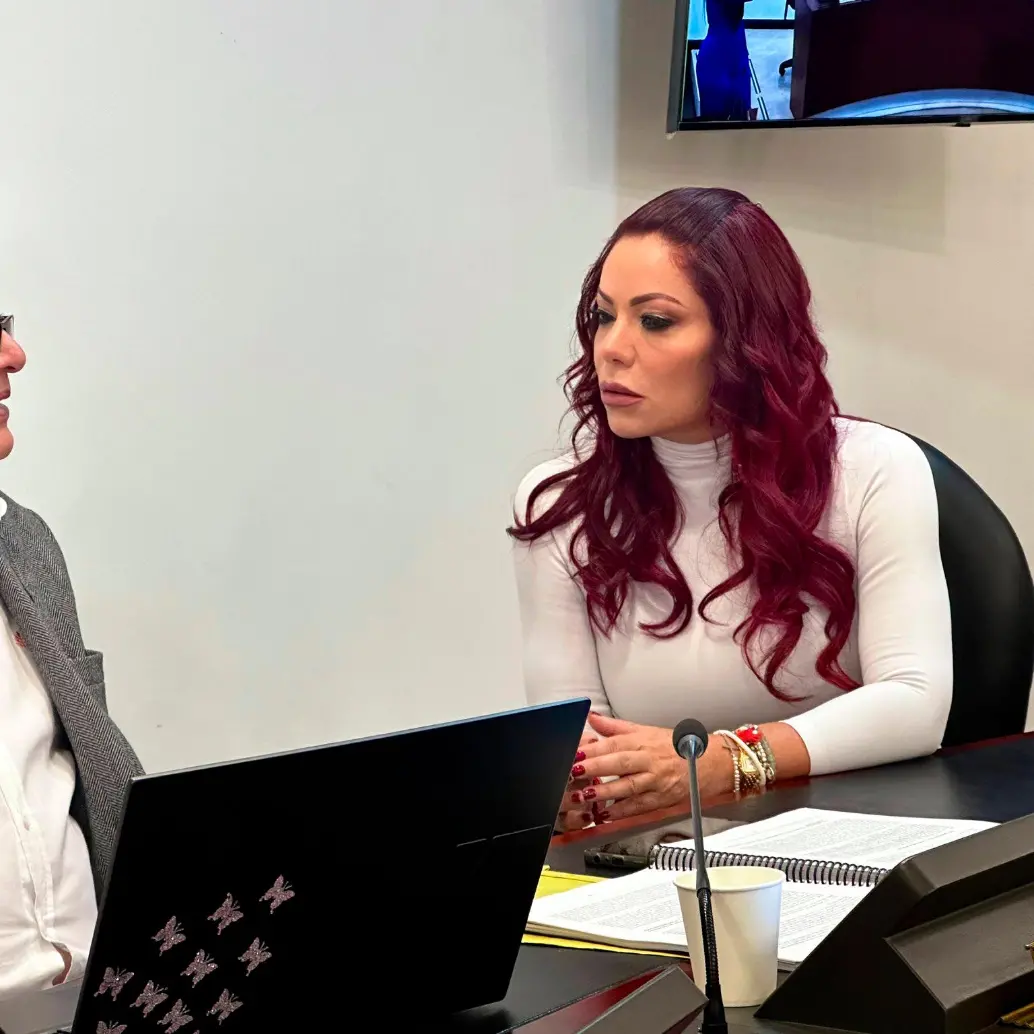 Arizabaleta (derecha) hace parte del triunvirato investigador encargado del proceso contra Petro por presunta violación de topes electorales. FOTO: X @GloArizabaleta