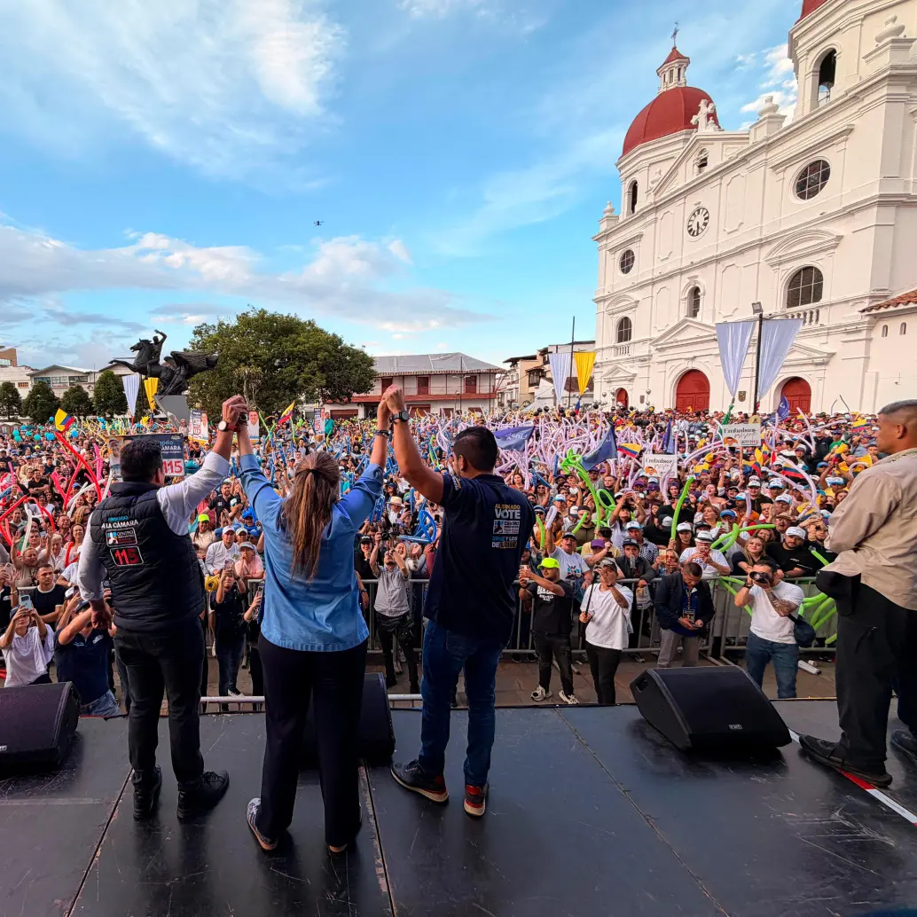 Paloma Valencia durante su cierre de campaña en el parque de Rionegro, acompañada por el expresidente Álvaro Uribe Vélez y ante una multitud de simpatizantes. Foto Cortesía. 