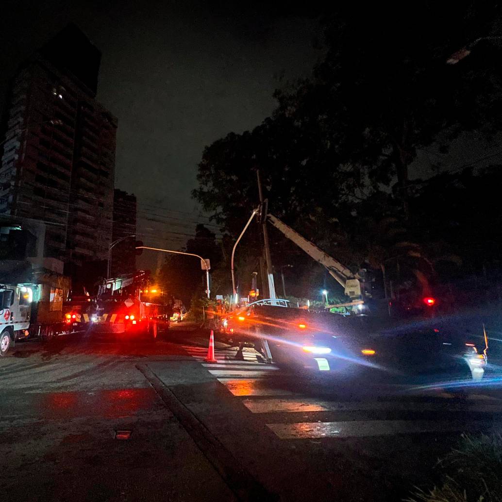 En la penumbra trabajaron toda la madrugada las cuadrillas de EPM para arreglar los daños que dejaron las lluvias. FOTO: CORTESÍA EPM