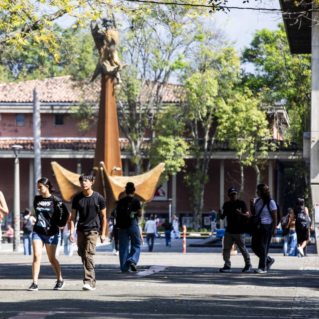 Descripción: Aspectos generales de la plazoleta de la Universidad de Antioquia. Escultura Hombre Creador de Energía. Lugar: . Fecha de evento: 11/02/2026. Foto: Julio César Herrera Echeverri.
