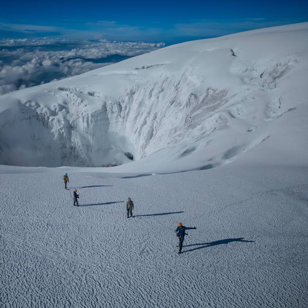 Los glaciares, reservas clave de agua dulce, se derriten a un ritmo acelerado debido al cambio climático, amenazando ecosistemas y comunidades. FOTO cortesía Yober Arias y Cumbres Blancas