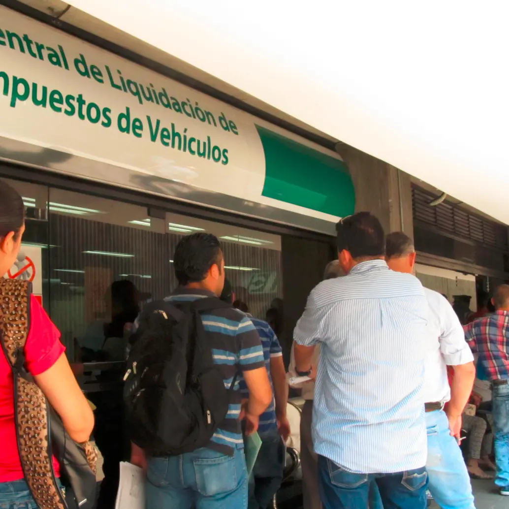 La central de liquidación de impuesto vehicular de la Gobernación de Antioquia, en el sótano de La Alpujarra, es uno de los puntos habilitados para el pago del impuesto vehicular, aunque se recomienda hacer uso de las plataformas virtuales. FOTO: MAURICIO PALACIO
