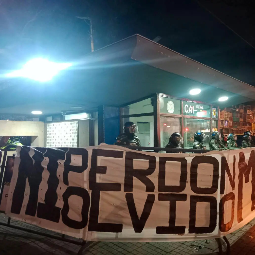 La velatón fue convocada a las afuera del CAI La Gaitana en Suba. FOTO: Tomada de X @RichieboyPrieto
