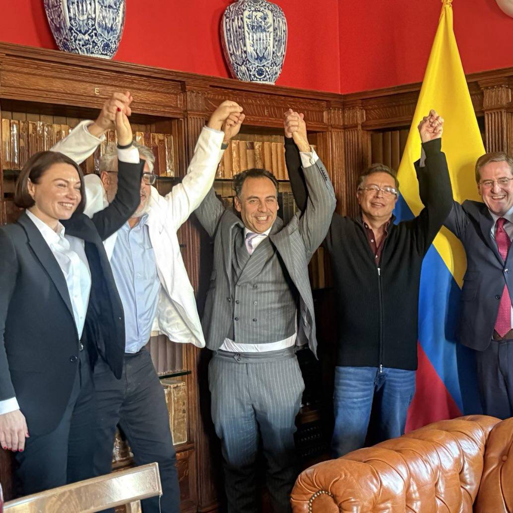 El presidente Gustavo Petro compartió esta imagen con su equipo jurídico en Estados Unidos al que denominó “el grupo Amadeus”. Foto: Redes Sociales @petrogustavo