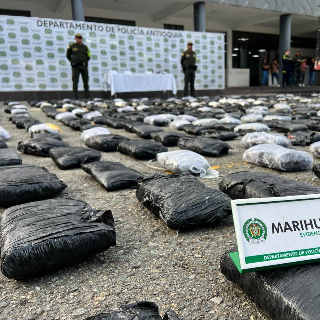 Los 652 paquetes de marihuana estaban camuflados en la mercancía de un camión que entraba a Medellín. FOTO: Cortesía Policía Antioquia