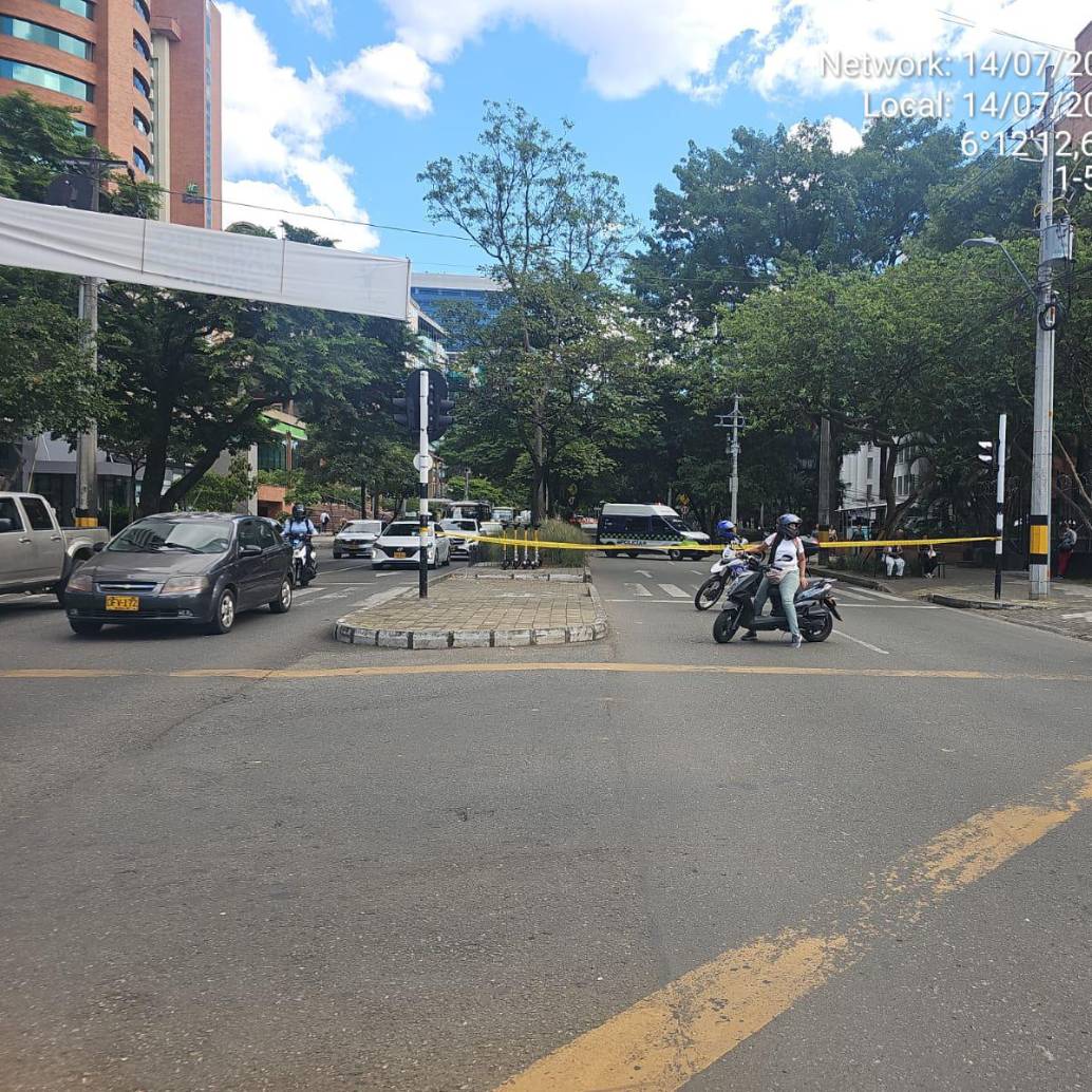 Las autoridades cerraron la avenida El Poblado, desde la calle 1, por cuenta de una amenaza de explosivo. Personal de antiexplosivos llegó al sitio para atender este hecho. FOTO: CORTESÍA