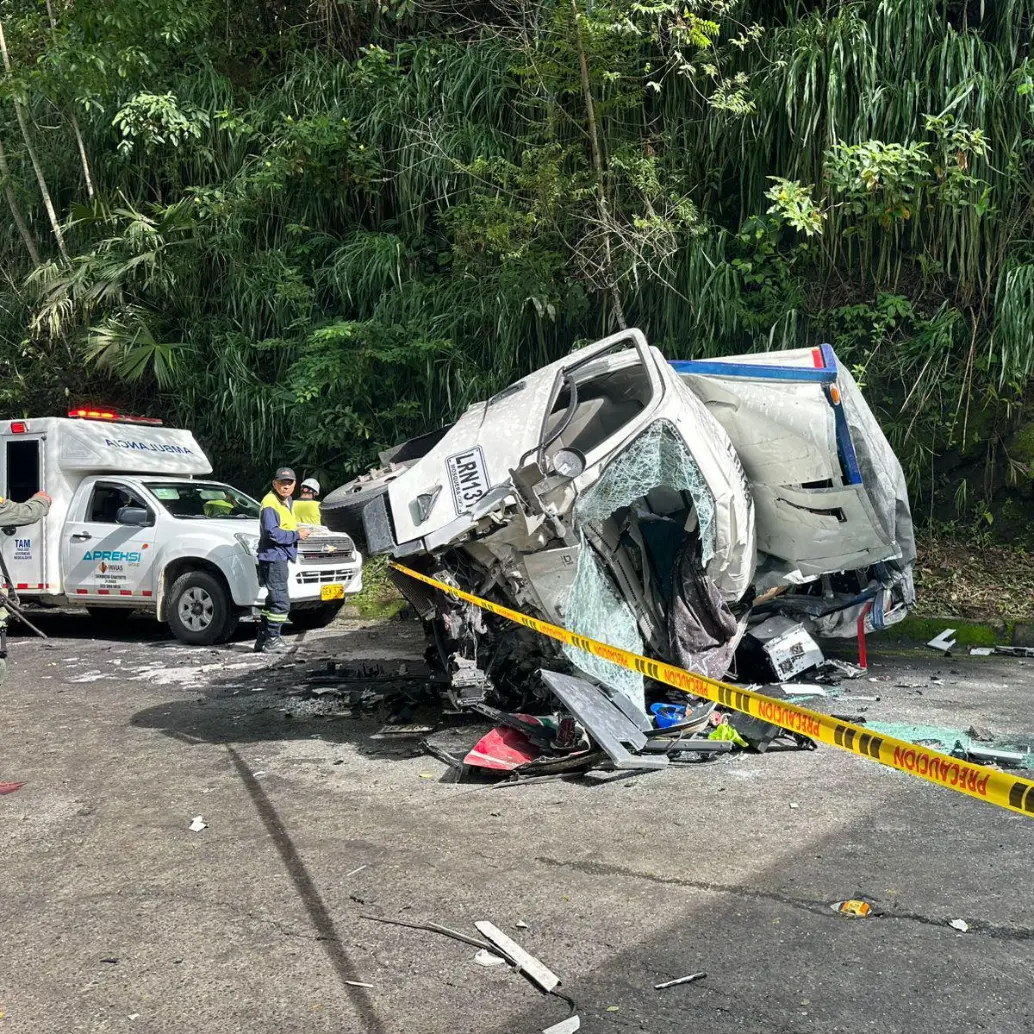 Así quedó uno de los vehículos involucrados en la colisión en la vía entre Caucasia y Tarazá. FOTO: Cortesía Policía Carreteras