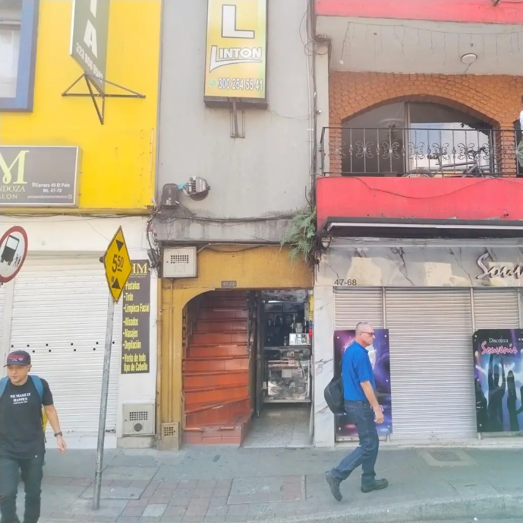 Dentro de este hotel del barrio Colón, en el centro de Medellín, ocurrió el asesinato de Andrés Alejandro Amaris Arrieta, de 33 años, y resultó lesionado Argemiro Almario Arroyo, de 66 años. FOTO: Mauricio Palacio