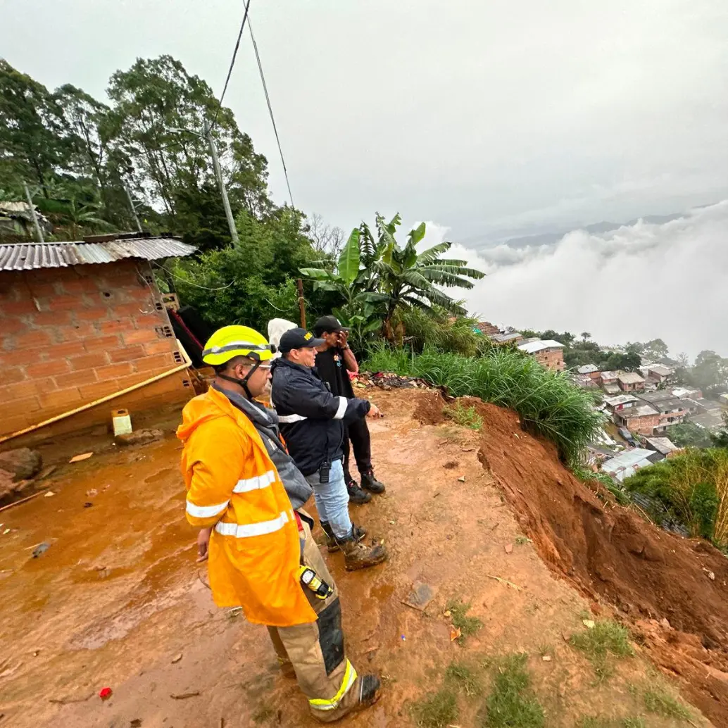 El derrumbe se presentó en un sector del barrio Carambolas, en el nororiente de Medellín. CORTESÍA DAGRD