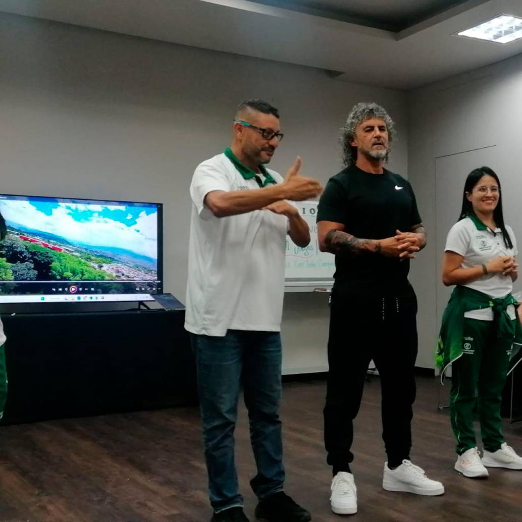 El técnico Leonel Álvarez, quien dirigirá al Deportivo Pereira, aprovechó su estadía en esa ciudad para saludar a los atletas que disputan los Juegos Paranacionales. FOTO: CORTESÍA INDEPORTES.