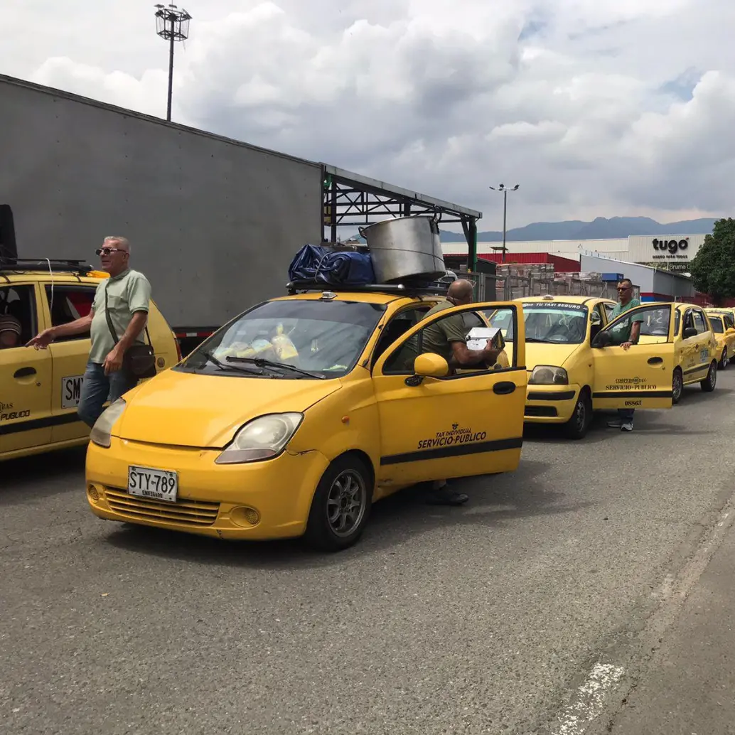 El Gobierno presentó un decreto que busca cambiar las reglas del servicio de taxi en Colombia. Foto: Laura Rosa Jiménez valencia