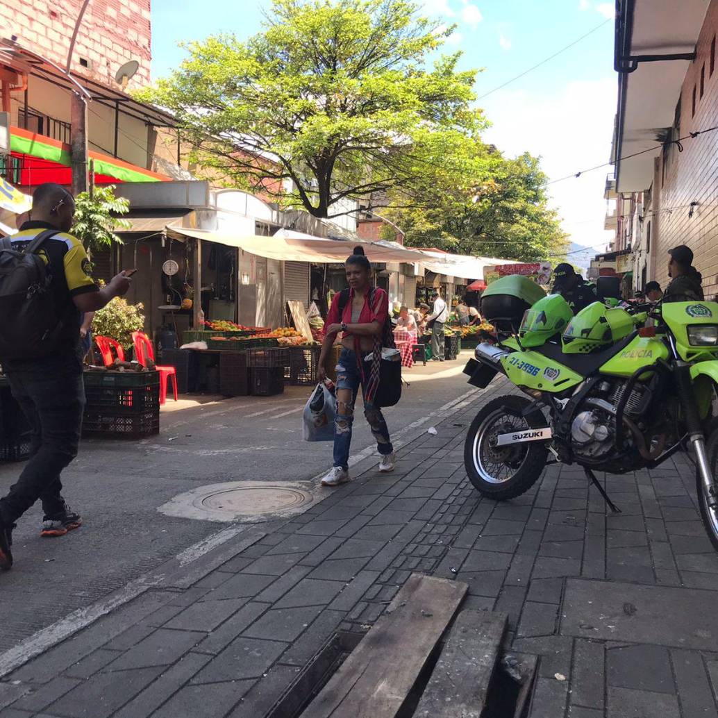 En este punto de la Plaza Zea, en el centro de Medellín, ocurrió el asesinato de estos dos hombres. FOTO: LAURA ROSA JIMÉNEZ VALENCIA