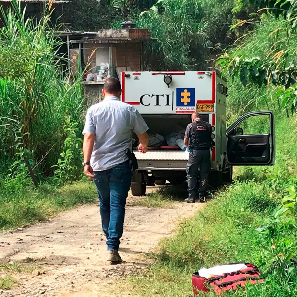 Los agentes del CTI de la Fiscalía hicieron la inspección a los cuerpos sin vida de estos dos hermanos en el corregimiento Altavista, de Medellín. FOTO: Laura Rosa Jiménez