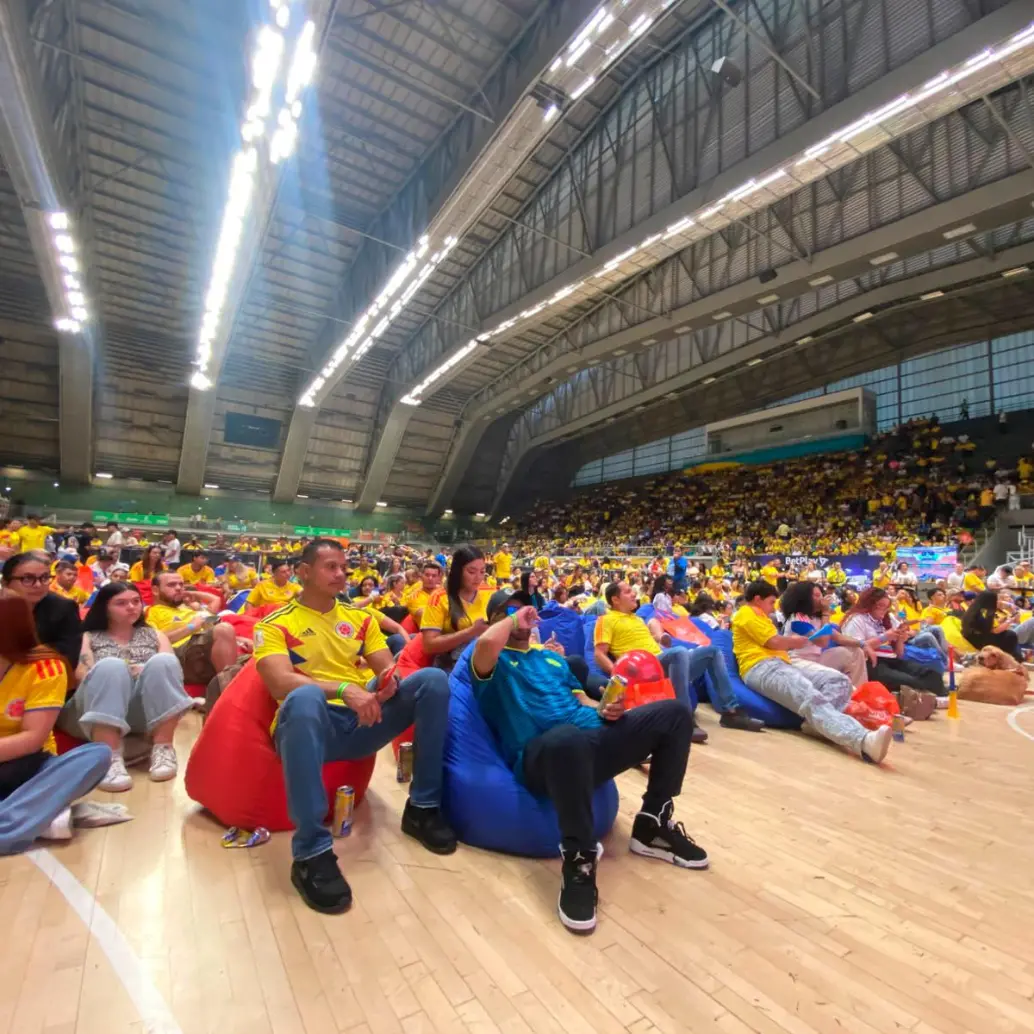 El escenario que tradicionalmente es para baloncesto, se transformó en una “estadio de fútbol” para alentar a Colombia. <span class="mln_uppercase_mln">FOTO</span> <b><span class="mln_uppercase_mln">brandon martínez</span></b>
