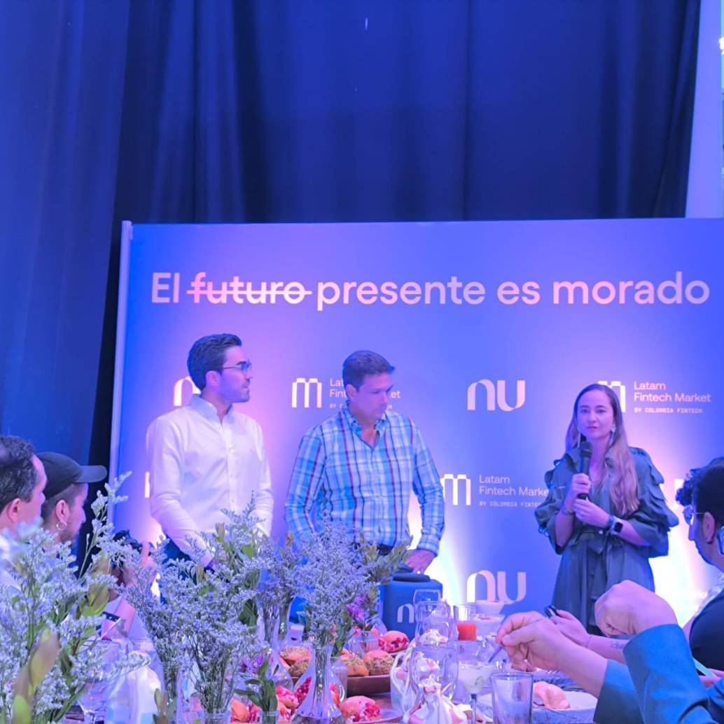 Gabriel Santos, presidente de Colombia Fintech, Roberto Campos Neto, director global de Políticas Públicas de Nubank; y Marcela Torres, gerente general de Nu Colombia. FOTO: El Colombiano.