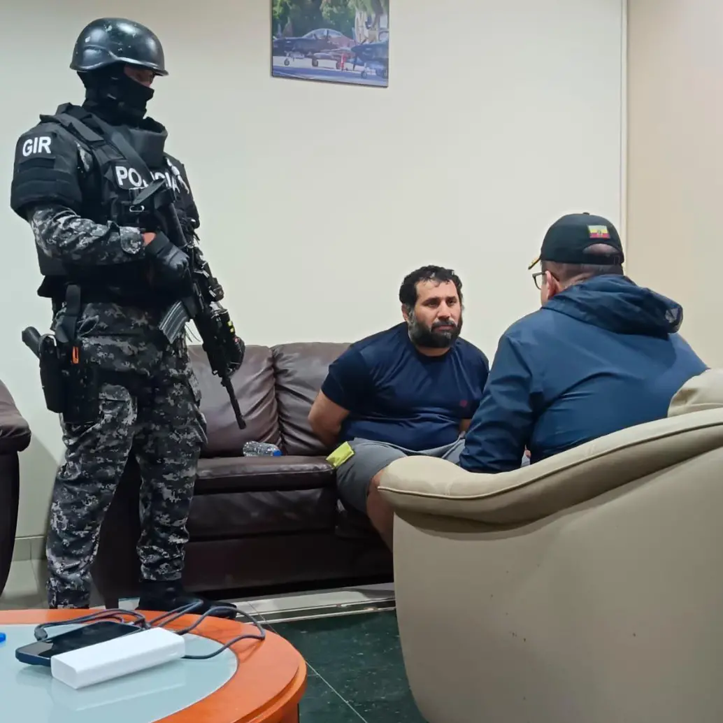 El ministro de Interior de Ecuador, <b>John Reimberg</b>, dialoga con alias “Fito”. FOTO: CORTESÍA Ministerio de Interior de Ecuador. 