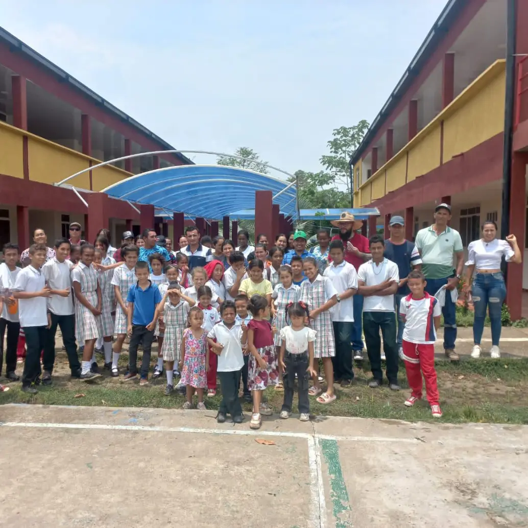 Esta es la comunidad académica de la escuela San Francisco, en zona rural de Yondó. La fotografía es del año pasado. Foto: Cortesía