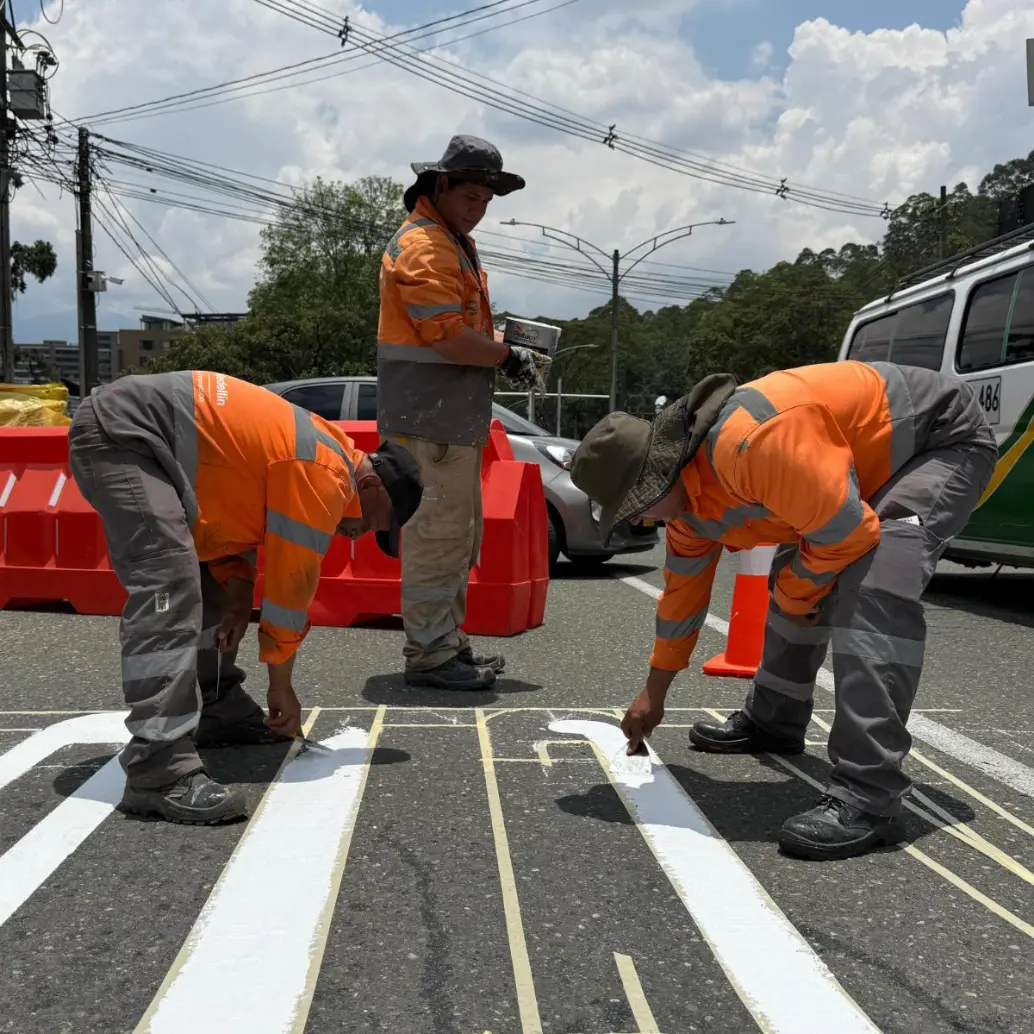 Personal de la Alcaldía de Medellín tuvo que señalizar los cierres de la vía Las Palmas, a la altura de Chuscalito, por un hundimiento que obliga su pronta intervención. FOTO: <b>CORTESÍA ALCALDÍA DE MEDELLÍN</b>