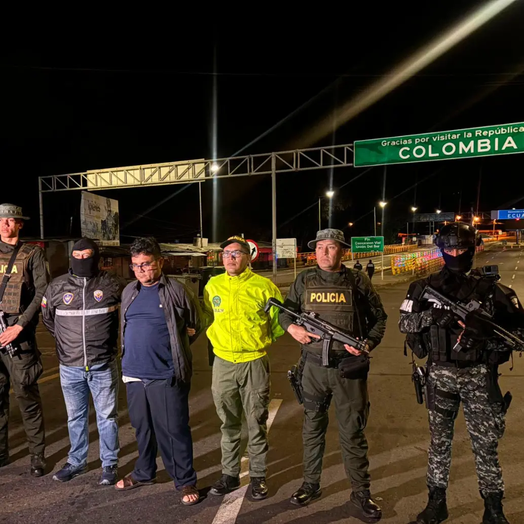 Alias “Saulo” fue entregado por la Policía de Ecuador a sus homólogos de Colombia, en el puente internacional de Rumichaca. FOTO: CORTESÍA DE POLICÍA.