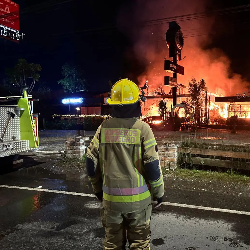<span class="mln_uppercase_mln">El</span><b><span class="mln_uppercase_mln"> incendio ocurrido esta madrugada del 20 de diciembre de 2025 en Llanogrande. FOTO: ALCALDÍA RIONEGRO</span></b>