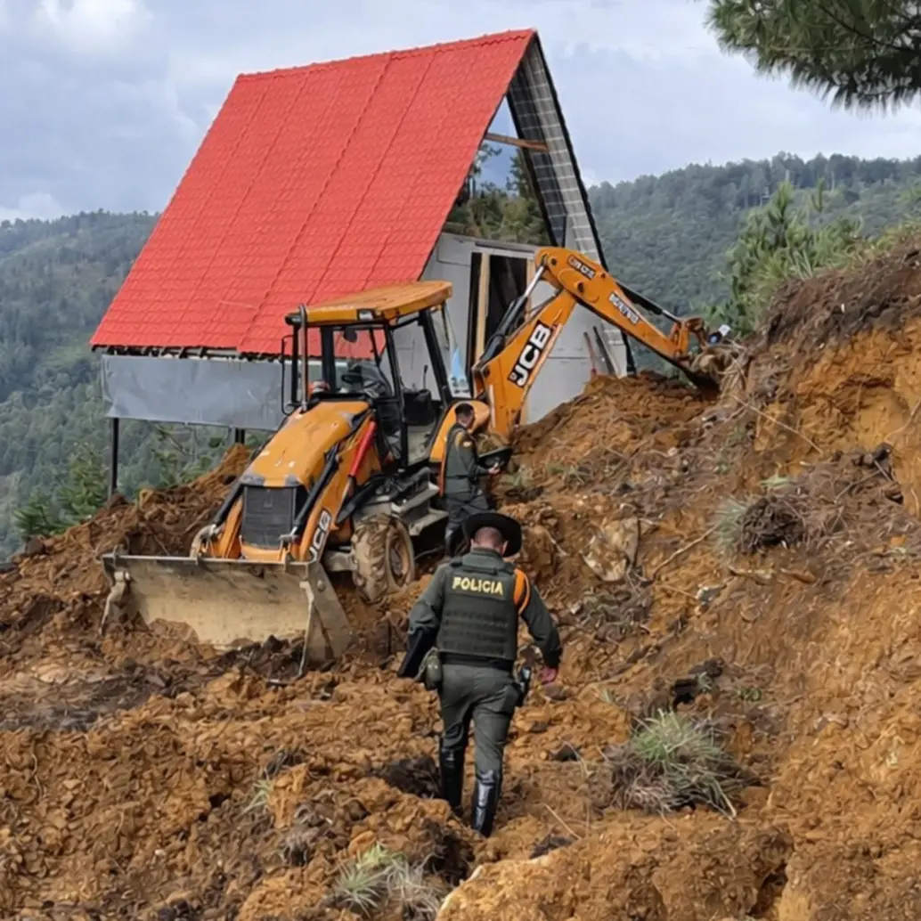 La decisión se dio en cumplimiento de una orden policial que obligaba a su propietario a demoler totalmente la edificación en el sector La Cervecería, en el corregimiento de Santa Elena. FOTO: Cortesía Alcaldía de Medellín
