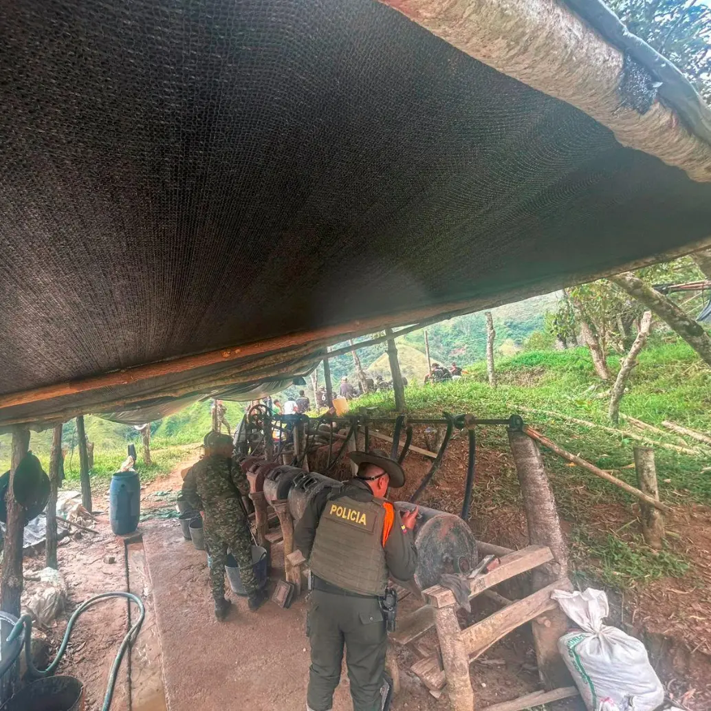 Esta era la estructura con la que se estaba ejerciendo la minería ilegal en Santa Rosa de Osos y que estaba afectando a las comunidades. FOTO: CORTESÍA