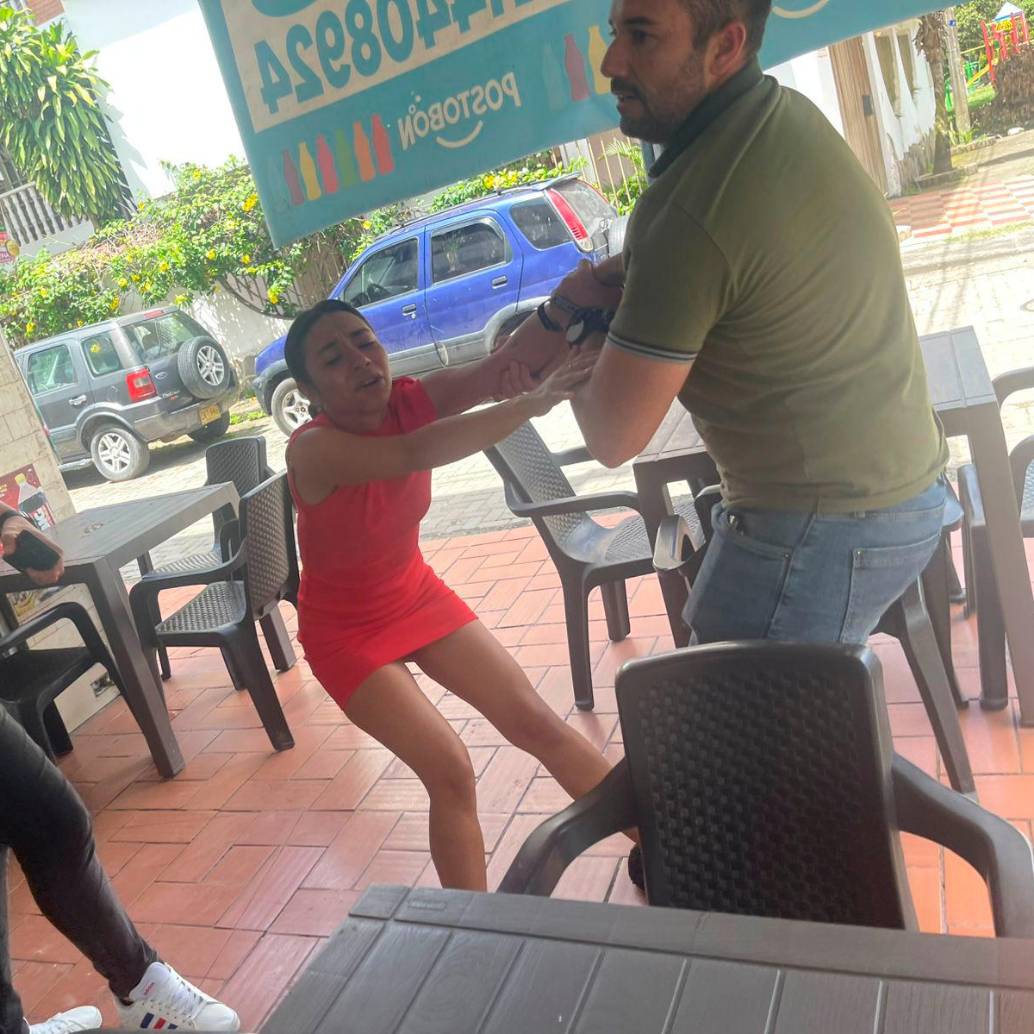 Una de las implicadas, María Teresa Londoño Herrera (“la Mona”), trató de resistirse a la captura en un establecimiento público, pero finalmente fue sometida. FOTO: CORTESÍA INTERPOL COLOMBIA.