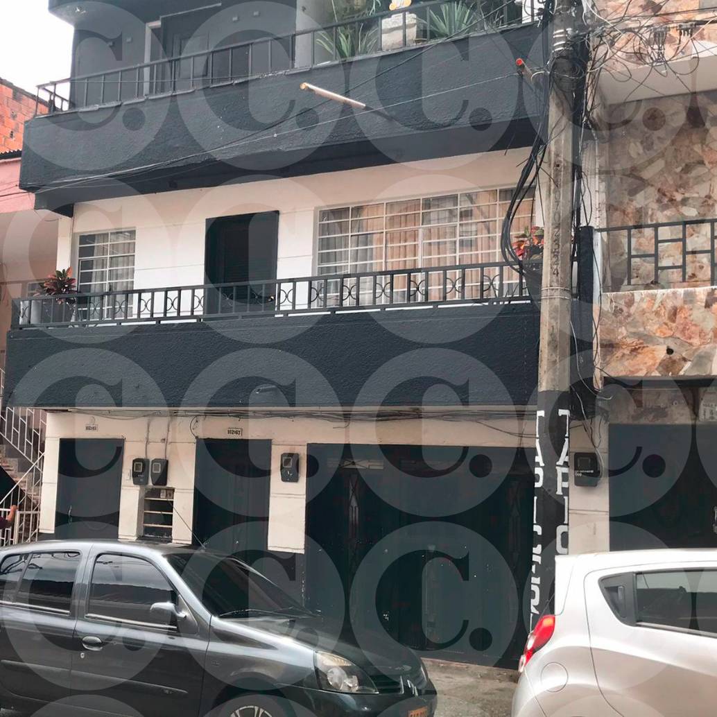 En el segundo piso de esta propiedad, en el barrio El Socorro, de Medellín, fue hallado el cuerpo sin vida de Leonardo Yulesmar Duque Gómez, de 55 años. FOTO: LAURA ROSA JIMÉNEZ VALENCIA