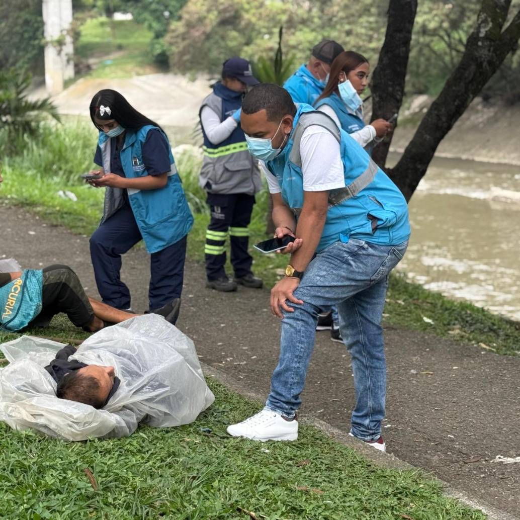 Personal de la Alcaldía de Medellín durante operativos de recuperación de espacio público en zonas críticas de la ciudad. FOTO Alcaldía de Medellín