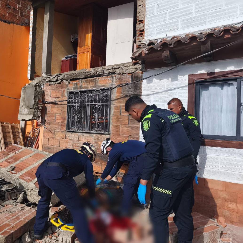 Durante el colapso del balcón resultó herido un hombre, que fue trasladado a la Clínica Somer. FOTO: Cortesía Alcaldía de Rionegro