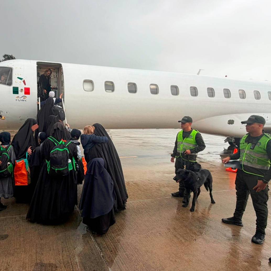 Los nueve adultos de la secta Lev Tahor que fueron encontrados en un hotel de Yarumal, Norte antioqueño, fueron expulsados de Colombia este lunes en un vuelo charter que los llevó a Nueva York, Estados Unidos. FOTO: Cortesía Migración Colombia