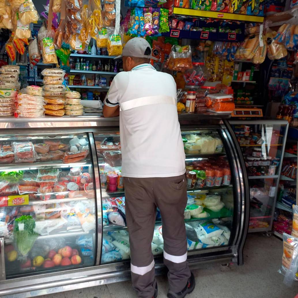 Las tiendas de barrio en Colombia enfrentan menores ventas, mayores costos operativos y crecientes problemas de inseguridad, según un estudio de Fenaltiendas. FOTO EL COLOMBIANO