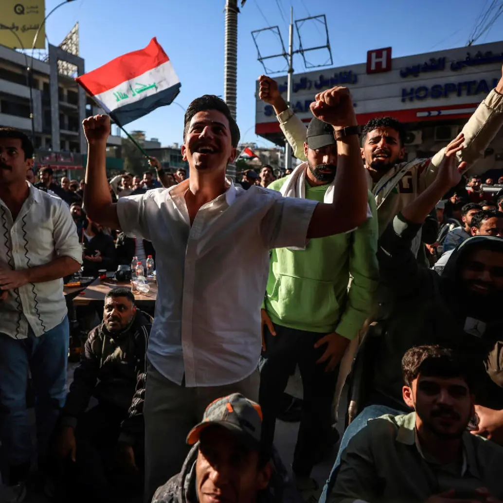 Miles de aficionados celebran la clasificación e Irak al Mundial, en el que su selección jugará en el Grupo I contra Francia, Senegal y Noruega. FOTO AFP