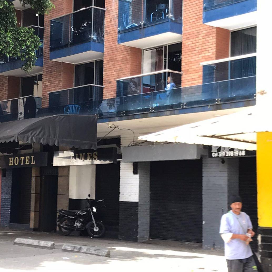 Dentro de este hotel, de acuerdo con el reporte de las autoridades, se habría presentado el hecho de aparente violencia intrafamiliar contra el niño de 2 años. FOTO. <b>LAURA ROSA JIMÉNEZ VALENCIA</b>