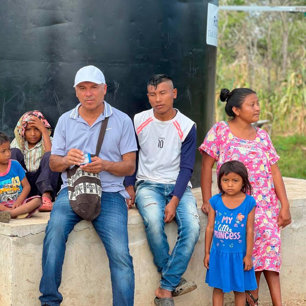 <p>Juan (de gorra) dice que lo motiva que los niños ya no tengan que recorrer varios kilómetros para ir por el agua, y la alegría de la gente al ver salir el chorro.</p><p>FOTO Cortesía</p>