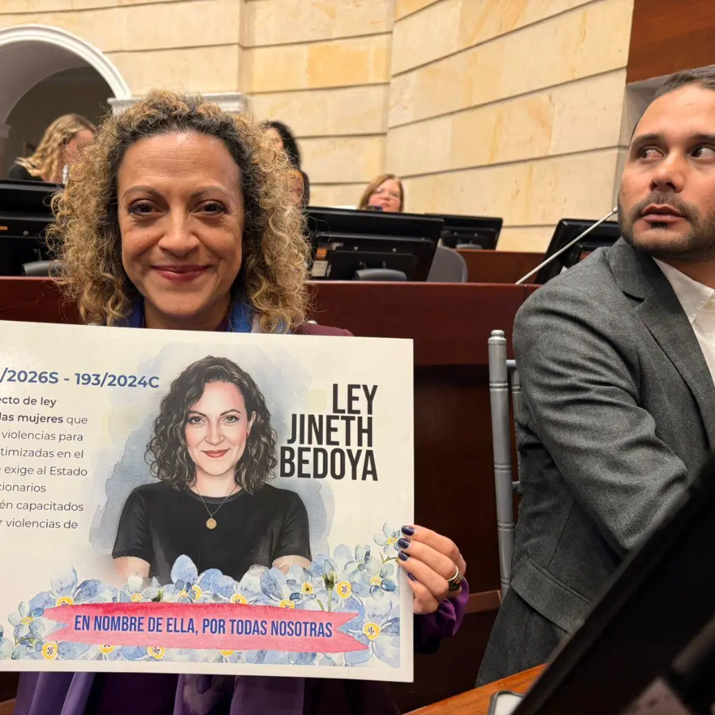 A una semana de terminar el periodo legislativo, la periodista Jineth Bedoya recibió una de las reparaciones que pidió la CIDH al Estado colombiano por el abuso que sufrió a inicio del siglo. FOTO: SENADO DE LA REPÚBLICA.